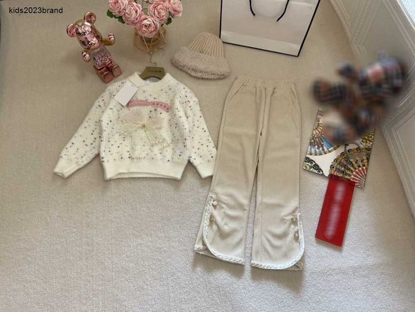 Neue Kinder-Trainingsanzüge, Herbst-Babykleidung, dreiteilig, Größe 110–150, bunt gepunktete Pullover und geteilte Hosen, Plüschmütze, 5. Nov