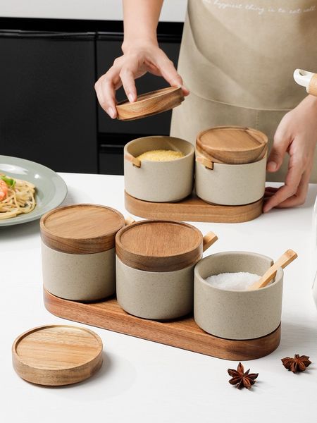 Bottiglie di stoccaggio Barattoli Set di vasetti di condimento in ceramica moderna Set da cucina per uso domestico Barattolo di zucchero e sale con coperchio Vaso Contenitore per alimenti di grande capacità Contenitore da cucina 230331