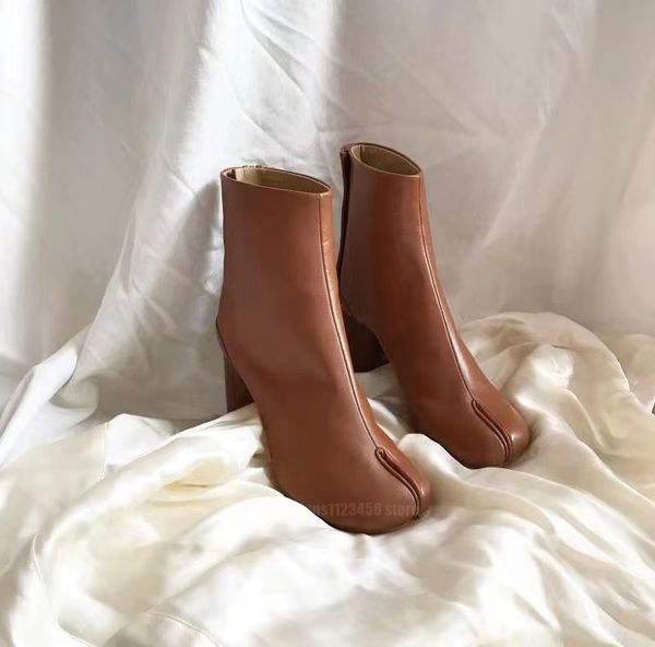 Diseñadores de lujo Tobillo Tabi Botas Mujeres Celebridad de Internet Ins Tacón grueso Moda Botas con punta dividida Cerdos de tacón alto Zapatos con pezuñas Tubo medio Caballos Botas con pezuñas Marrón