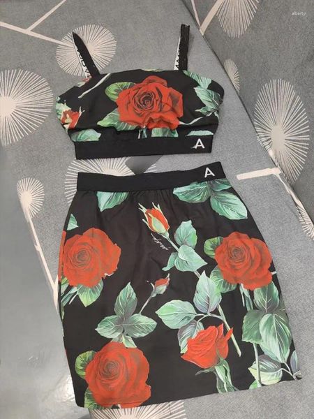Arbeitskleider 23-Buchstaben-Band-Rosendruck-Schlauchoberteil mit Schlinge umwickelt, hohe Taille, kurzer Rock, modischer Anzug für Damen, Sommer
