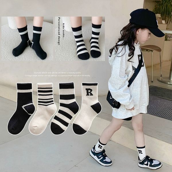 Designer Design Wave Point Hochwertige Jungen-Mädchen-Mode Große Kinder-Baumwollsocken Jugend Schwarz-Weiß-gestreifte Kinder-Mittelrohrsocken