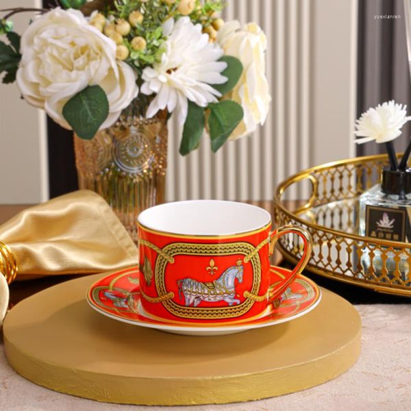 Tassen Untertassen Luxus-Kaffeetassen-Sets Euro Royal Court Bone China Golden Handle Tassen Afternoon Tea Party Set mit Löffel Geschenkbox Geschirr