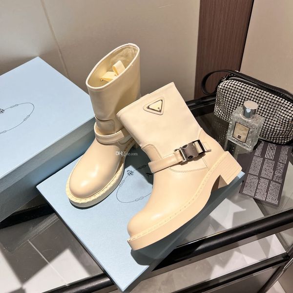 Novo triângulo polonês logotipo tornozelo botas de salto plano dedo do pé redondo sola de couro slip-on botas femininas designers de luxo top vestido sapatos de viagem sapatos de fábrica tamanho 35-41 com caixa