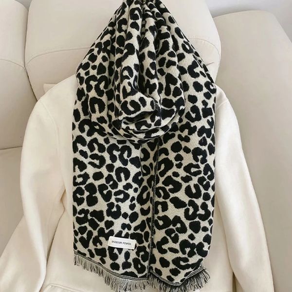 Schals MoriBty Winter Plaid Imitation Kaschmir Schal Frauen Luxus Leopard Print Quaste Schal Wraps Warme Pashmina Hijab Sjaal für Damen 231101