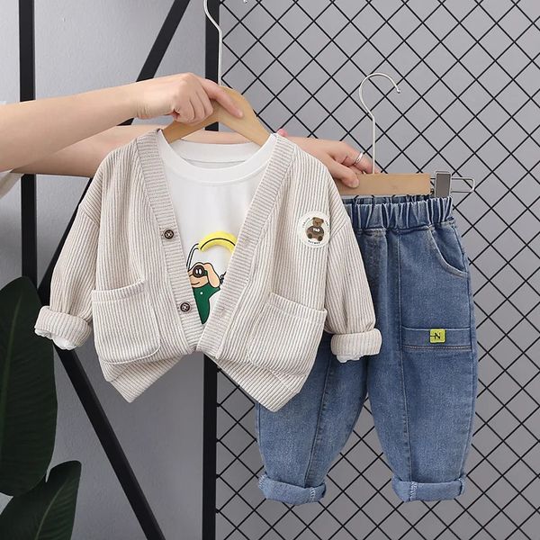 Kleidung Sets Frühling Herbst Kinder Junge 3PCS Kleidung Set Cartoon Top Bär Aufkleber Pullover Strickjacke Mantel Anzug Jeans Hose baby Outfits 231102