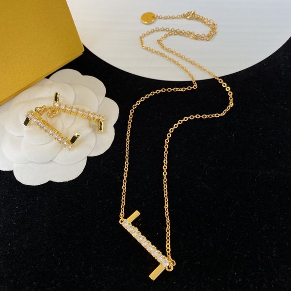 Роскошный дизайн алфавитного ожерелья 18 тыс. Золотая из нержавеющей стали мода женская ожерелье для женского ожерелья для свадебных украшений.