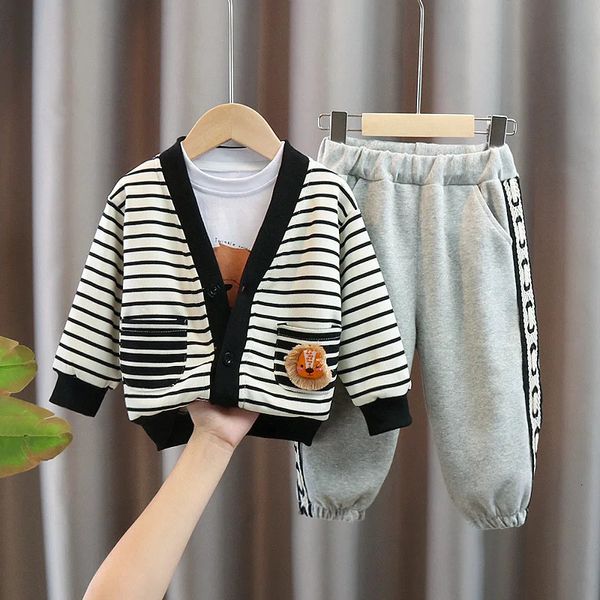 Conjuntos de ropa Primavera Otoño Niños Niño 3PCS Conjunto de ropa Top de dibujos animados Muñeca a rayas Cardigan Abrigo Jogger Pantalón Bebé Traje Traje para niños 231102