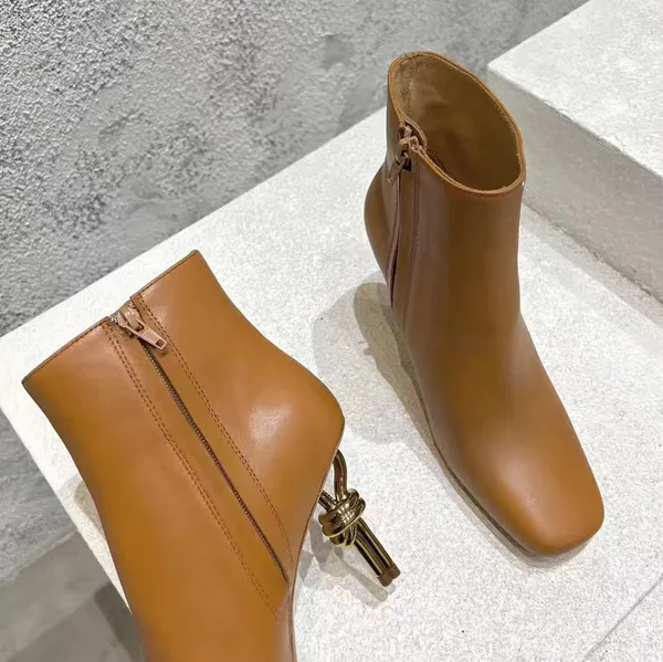 Модные женские кожаные ботинки с квадратным носком, роскошные дизайнерские сапоги на нестандартном каблуке 8 см, повседневная молния сбоку, черные, белые, коричневые, осенние новые рабочие ботильоны