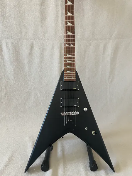 Guitarra elétrica Flying V personalizada de alta qualidade preta fosca 2 captadores EMG