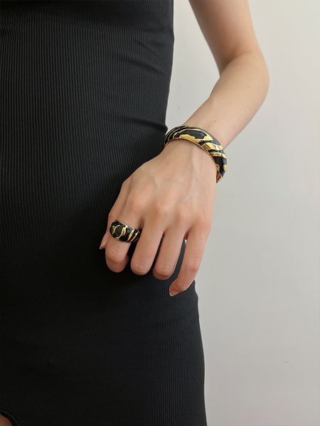 Pulseira listrada de nível de gota irregular do designer de nicho francês de luxo em ouro preto com conjunto de anel de pulseira pintado de esmalte aberto para mulheres meninas menino legal