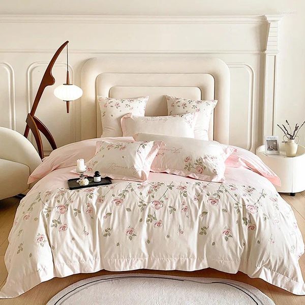 Set di biancheria da letto Romantico Bellissimo autunno e inverno Spazzolato 4 pezzi Trapunta ricamata rosa Lenzuolo Camera da letto principale Commercio all'ingrosso di alta qualità