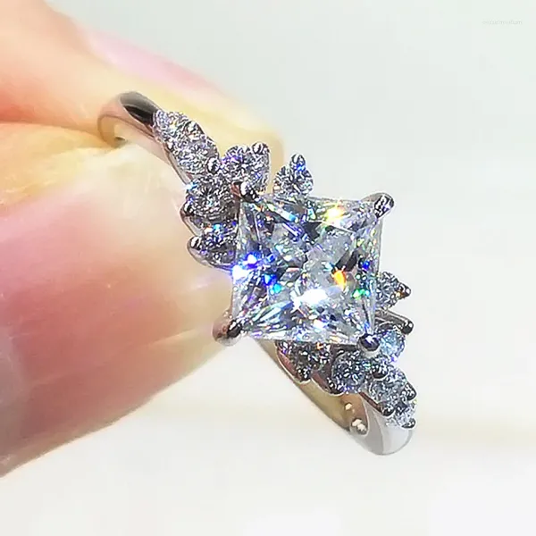 Fedi nuziali Huitan Delicato anello da dito scintillante Accessori femminili per feste di fidanzamento con abbaglianti gioielli in argento di lusso con zirconi