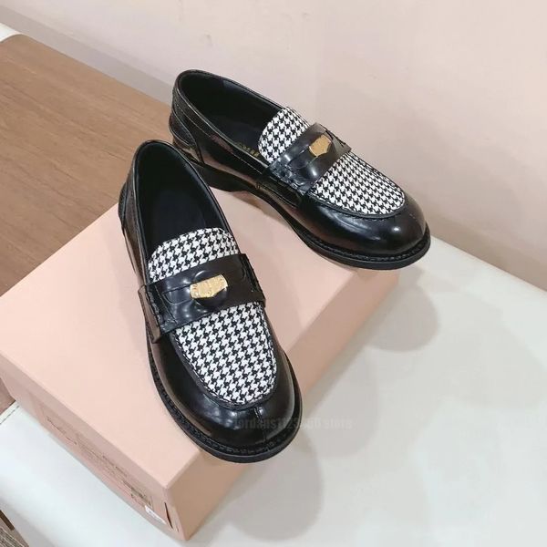 Goldmünzen-Loafer für Damen, Designer-Kleiderschuhe, bequeme, alte, flache, kleine Lederschuhe mit Hahnentrittmuster