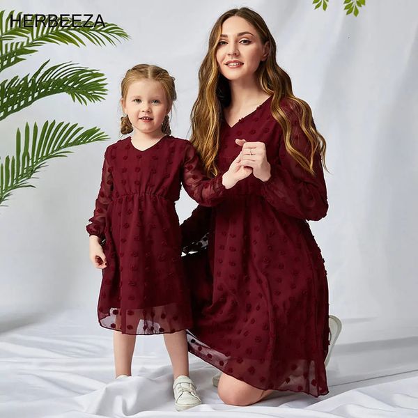 Roupas combinando para a família Vestido de verão para mãe e filha Roupas de família Manga comprida Vestido floral vinho tinto Roupas para mãe e filha Roupas para mamãe e eu 231101