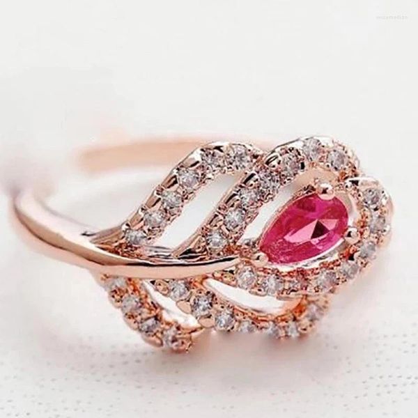 Fedi nuziali Huitan Anello color oro rosa Foglia Pera Rosso Cubic Zirconia Anello da donna di lusso per regalo di festa di anniversario Gioielli da donna chic