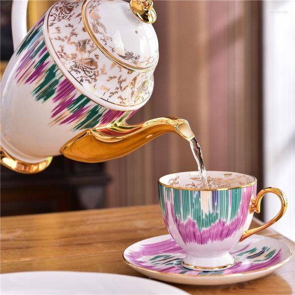 Xícaras picadas de café europeias Conjunto de chá de porcelana Conjuntos de chá de luxo Bone China Party Ceramic Cafe canecas e pires