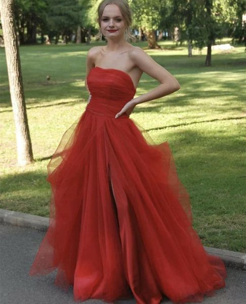 Abiti da ballo vintage lunghi in tulle rosso con spacco a-line senza spalline pieghe da cerimonia formale abito da sera con strascico Robes de Soiree per le donne