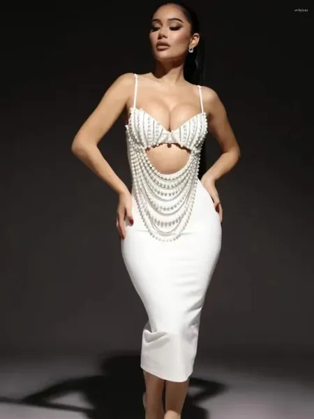 Abiti casual Donna Estate Sexy Cinghia per spaghetti Diamanti Scava fuori Bianco Perla Nappa Vestito aderente dalla fasciatura 2023 Elegante festa da sera