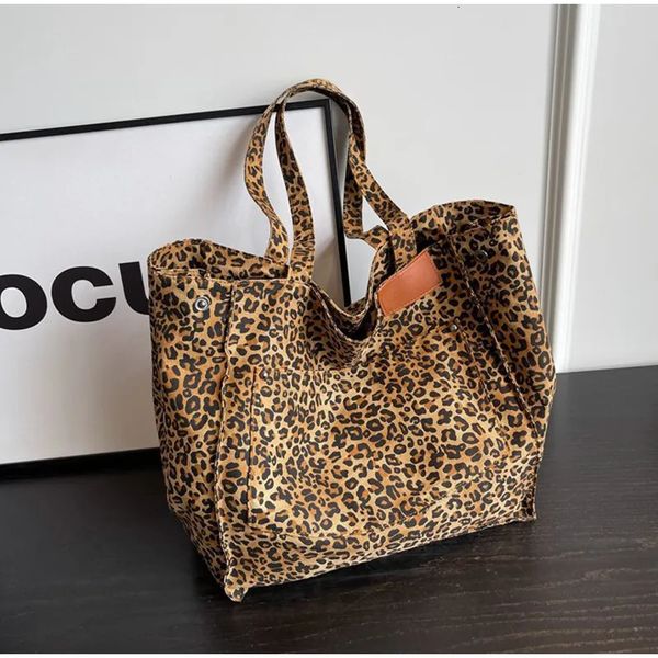 Borse da sera Borsa tote semplice coreana 2023 Borsa da ragazza in stile retrò con stampa leopardata di grande capacità con design a colori 231102