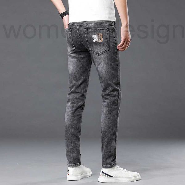 Jeans masculinos designer de luxo moda ao vivo primavera nova bordada slim legged jeans masculino high-end europeu elástico cigarro cinza estilo jovem 47IL