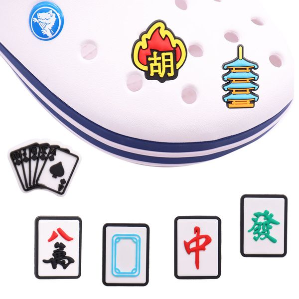 MOQ 20 Pcs PVC Kawaii Mahjong Jogando Cartas Torre Sapato Peças Acessórios Designer Decorações Fivela Encantos Para Crianças