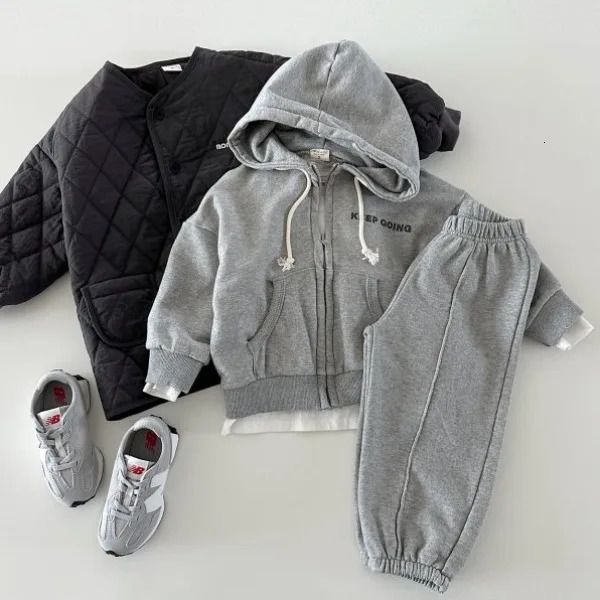 Giubbotti 2023 Tuta casual per bambini Bambini Ragazzi Giacca in cotone con cerniera Giacca con cappuccio Pantaloni da jogging Set 2 pezzi Set Ragazze per bambini Tute sportive per il tempo libero 231110