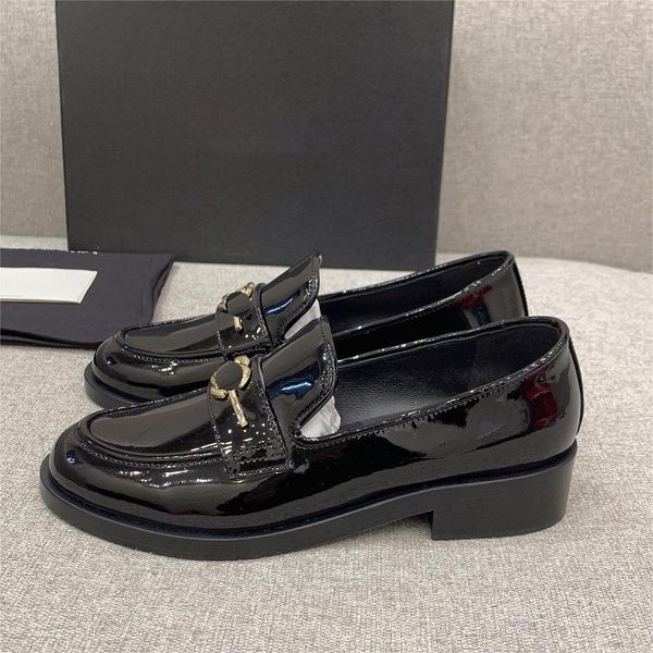 Kanal Loafers Zincir Tasarımcı Deri Kadın Kadınlar Mocassin Cowhide Loafers Deri Loafers Lüks Katiller Altın Metal Düğmesi Çalışma Günlük Parti Moda En Kalite