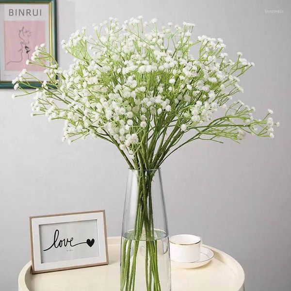 Dekorative Blumen-Simulations-Blumenstrauß-Gypsophila-Hochzeits-Dekoration, die Hauptwohnzimmer-Pographie-Fälschungs-Blumen-Requisiten hält