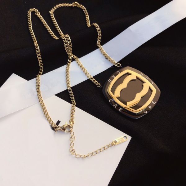 Designer de luxo Colar grande pingente para feminino colar preto Chain Chain Chain Gold Qualidade de ouro Aço inoxidável Carta para jóias femininas