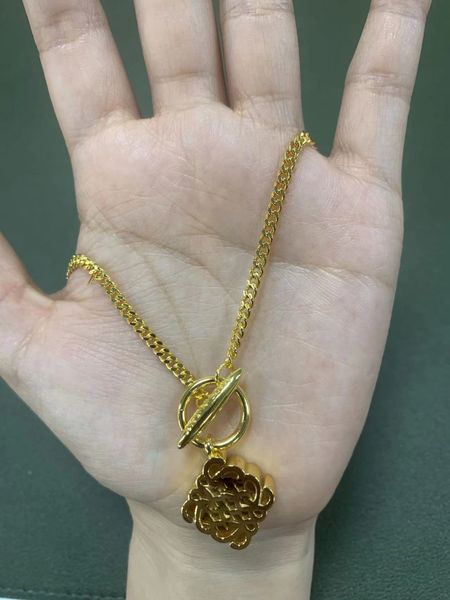 Novo clássico moda pingente colares para mulheres elegante lowely medalhão colar de alta qualidade gargantilha correntes designer jóias 18k banhado a ouro meninas presente