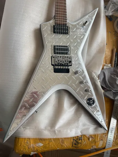 Top in metallo con gioielli in argento per chitarra elettrica aliena personalizzata