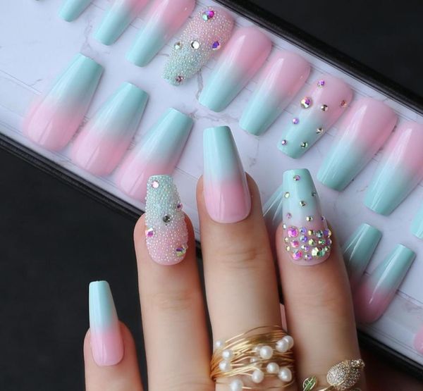 салонные глянцевые балетные ногти накладные ногти среднего размера с кристаллами арт-дизайн длинные розово-синие омбре гроб французские блестящие накладные ногти лето cute9932250
