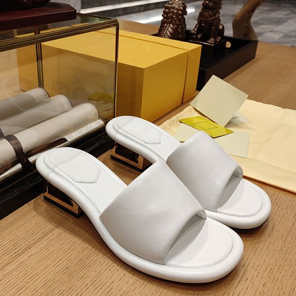 Sandálias de couro salto de metal estilo simples chinelos de rosto largo modelo de fábrica com caixa