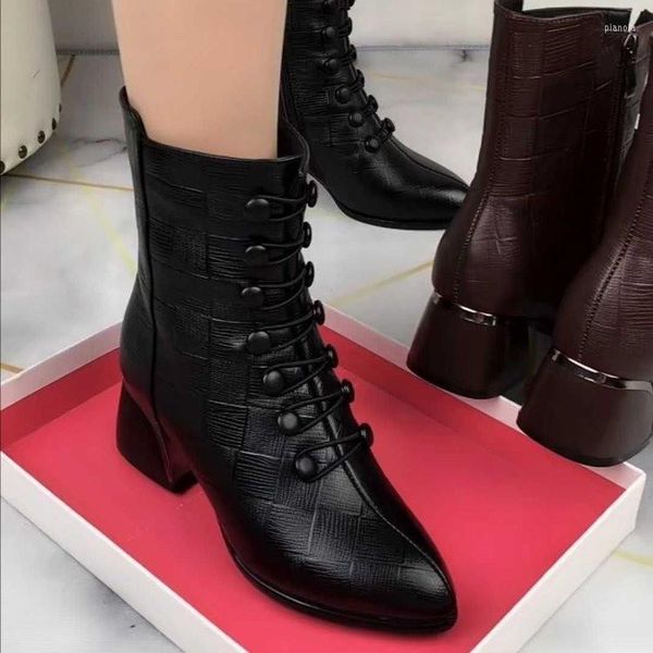 Botas Mulheres curtas 2023 Sapatos de outono/inverno quadrado salto baixo Botões pontuais dos pés femininos marrom preto marrom