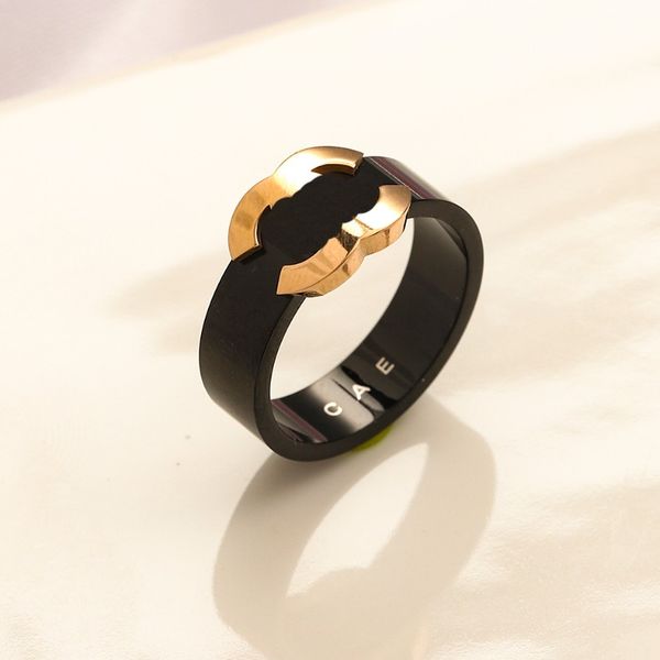 Bague de créateur de style simple Nouvelle bague de mariage plaquée or 18 carats Femmes Famille Cadeaux d'anniversaire Bague d'amour Noir Luxe Accessoires de bijoux en acier inoxydable