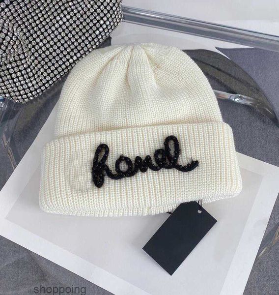 Beanie/Kafatası Kapağı Beanie/Moda Markası Çift Mektup Ananas Şerit Nakış Sonbahar/Kış Siyah Beyaz Yün Örgü Şapka Keep