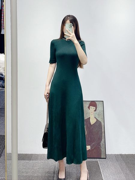 Abito in maglia stile slanciato con vestibilità slim verde Maje aperto sul retro