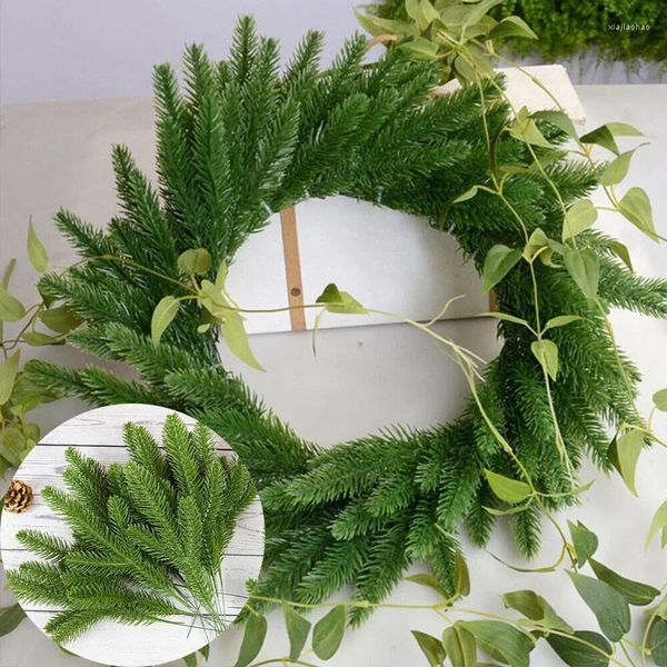 Flores decorativas decoração de natal agulhas de pinheiro plantas artificiais ramo verde guirlanda para diy grinalda de natal ornamentos para casa presentes do ano
