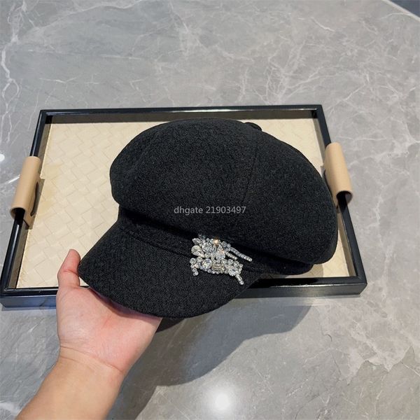 662244 Kadın Kış Siyah Renkli Rhinestone Tasarım Bere Şapka Moda Lüks Rahat Dekorasyon Şapkaları Lady Elegant Tüvit Kapağı 2023