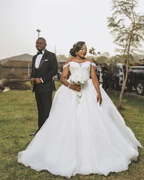Elegante árabe africano branco vestidos de casamento uma linha fora do ombro tule vestidos de noiva rendas apliques plus size longo vestido de noiva 2024