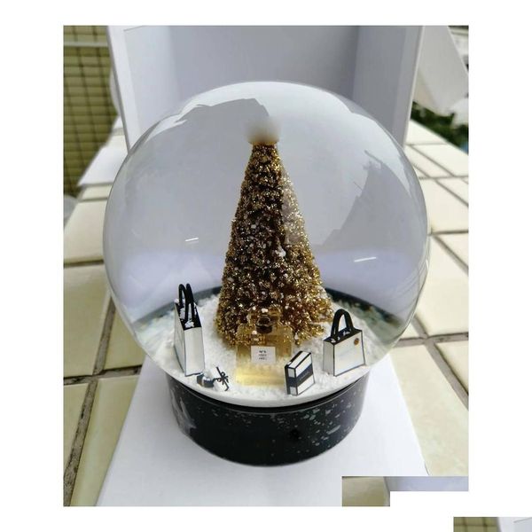 Decorazioni natalizie Edizione 2022 Cclassics Palla di neve con albero dorato all'interno della sfera di cristallo per compleanni speciali Dhxnx