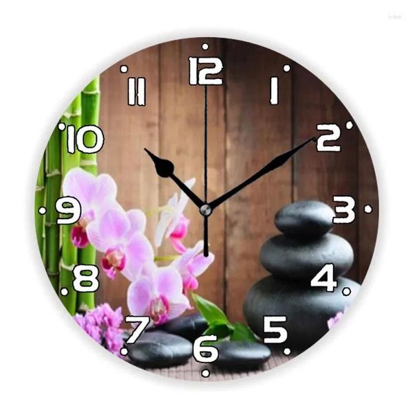 Orologi da parete Pietre Zen impilate in bambù pacifico e orologio con fiori di orchidea per la meditazione dell'equilibrio della spa, grande orologio per la decorazione della camera da letto