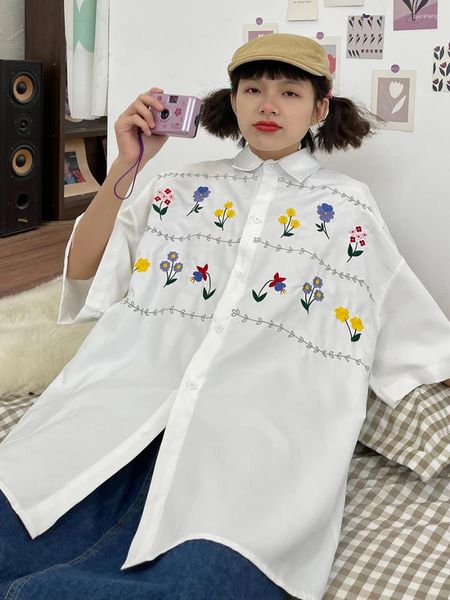 Blusas femininas flor bordada camisas de manga curta para mulher em 2023 verão solto encaixe bf retro versátil estilo preguiçoso topo