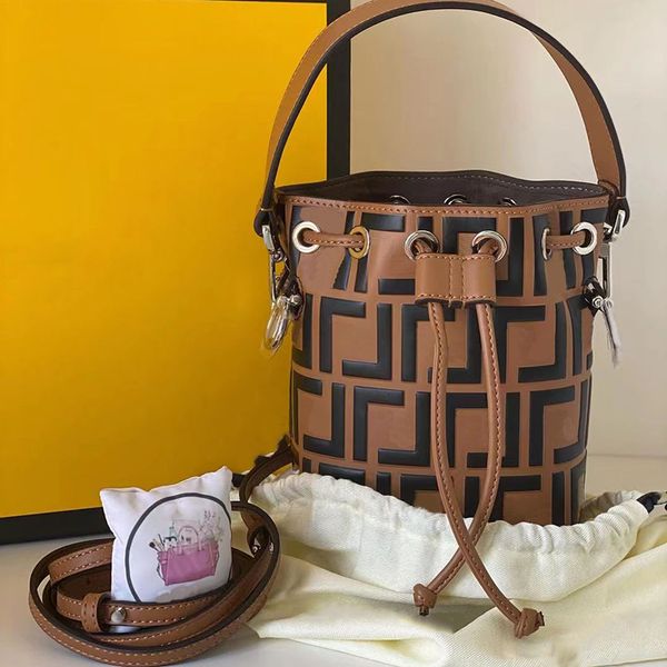 fendace bolsa pequena ROMA pochette balde Bolsa com cordão para homens dois ombros Alças para bolsa roma feminina Carteiras de luxo Bolsas de couro com relevo fend Bolsas de embreagem de designers