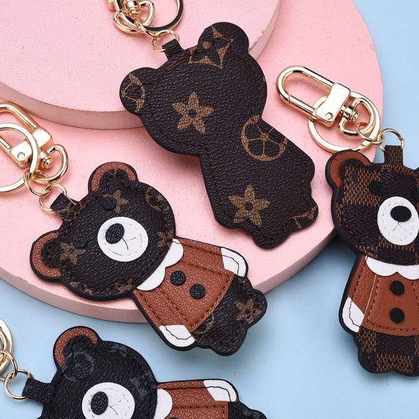 Keychains Bedanyards Keychain de luxo Classic Classic Requintada Designer Requintada Couro Cartoon Bear Carro de Teclamento de Zinco Unisisex Capacete de Presente Jóias ACCE Y240426 8E5K