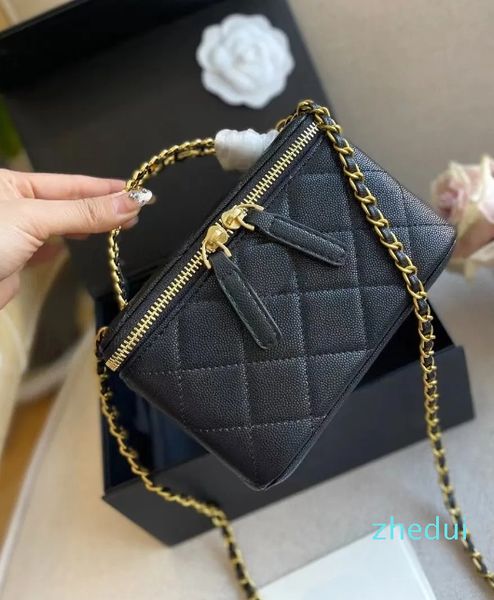 Borsa con patta in pelle di vacchetta a primo strato con fibbia regolabile con pallina d'oro, pigro e casual, prodotto,