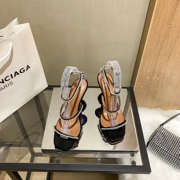 Amina Muaddi Sandals Designer Kleidungsschuhe Bowknot Crystal Diamond Dekoration Transparent Weinbecher Heels