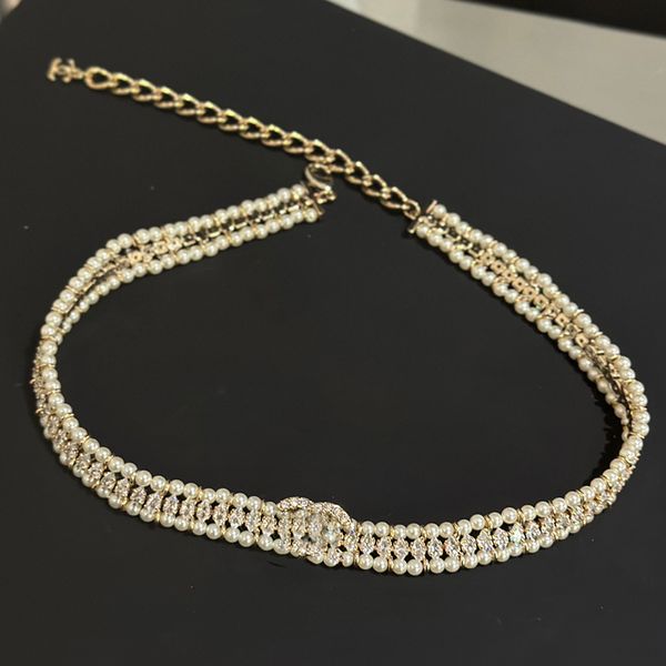 Modische Luxus-Doppelschicht-Perlen-Gold-Halskette, Kristall-Diamant-Buchstaben-förmiger, mattierter Tablett-Anhänger, Damen-Design-Schmuck, hochwertige Charm-Kupfer-Halskette