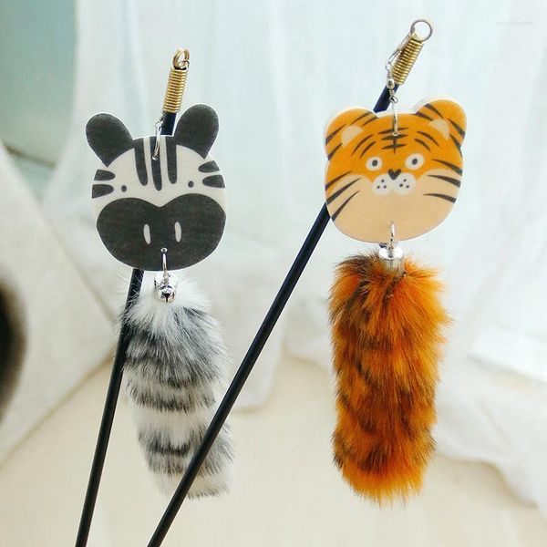 Toys de gato simulação interativa de brinquedo penas de penas engraçadas tigre tigre zebra com bell stick para gatinho tocando suprimentos