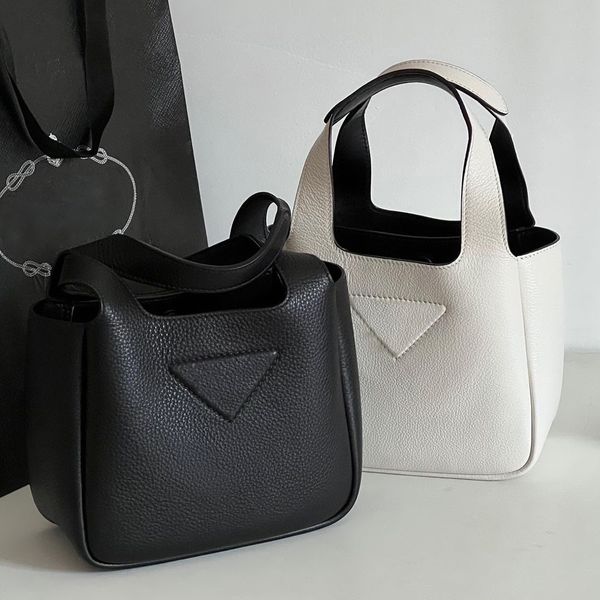 Üçgen Prad Tote Çanta Sepet Erkek Tasarımcıları Orijinal Deri Çanta Alışveriş Moda Moda Crossbody Pochette Debriyaj Çantaları Lüks Kadın Omuz Under Emferi